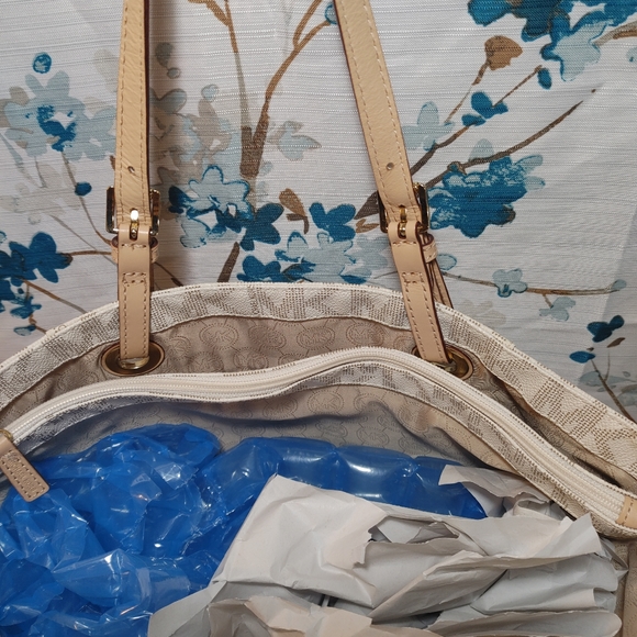 Michael Kors tote - Picture 16 of 16